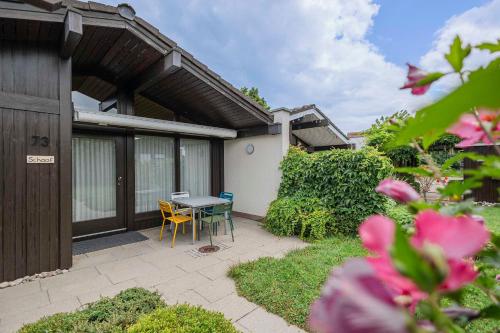 Ferienwohnpark Immenstaad am Bodensee Satteldachhaus Typ 9 SD 45 — hotel in Immenstaad Am Bodensee