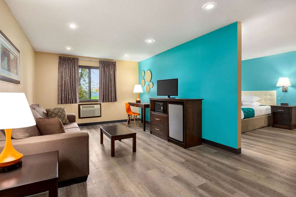 Howard Johnson by Wyndham Waterloo Cedar Falls - photo 22