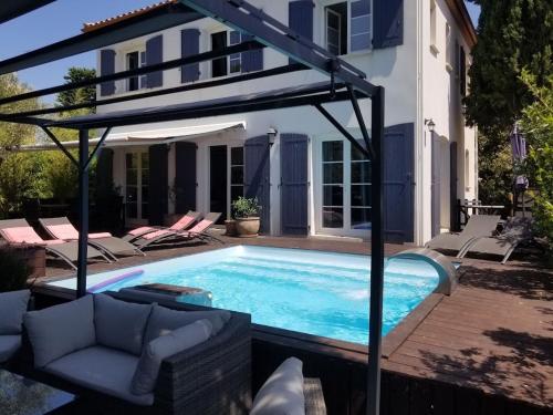 Bastide Avec Jardin Arbore Piscine Proche Plages — Cournonsec