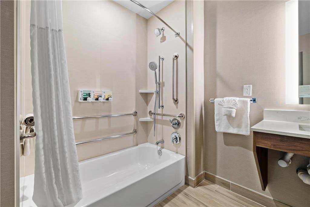 La Quinta Inn & Suites by Wyndham Santa Cruz - photo 23