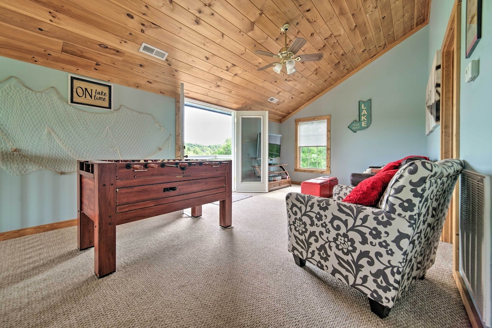 Sevierville Lake House with Deck And Foosball Table — 4-Star Luxury Hotel in Sevierville, United States
