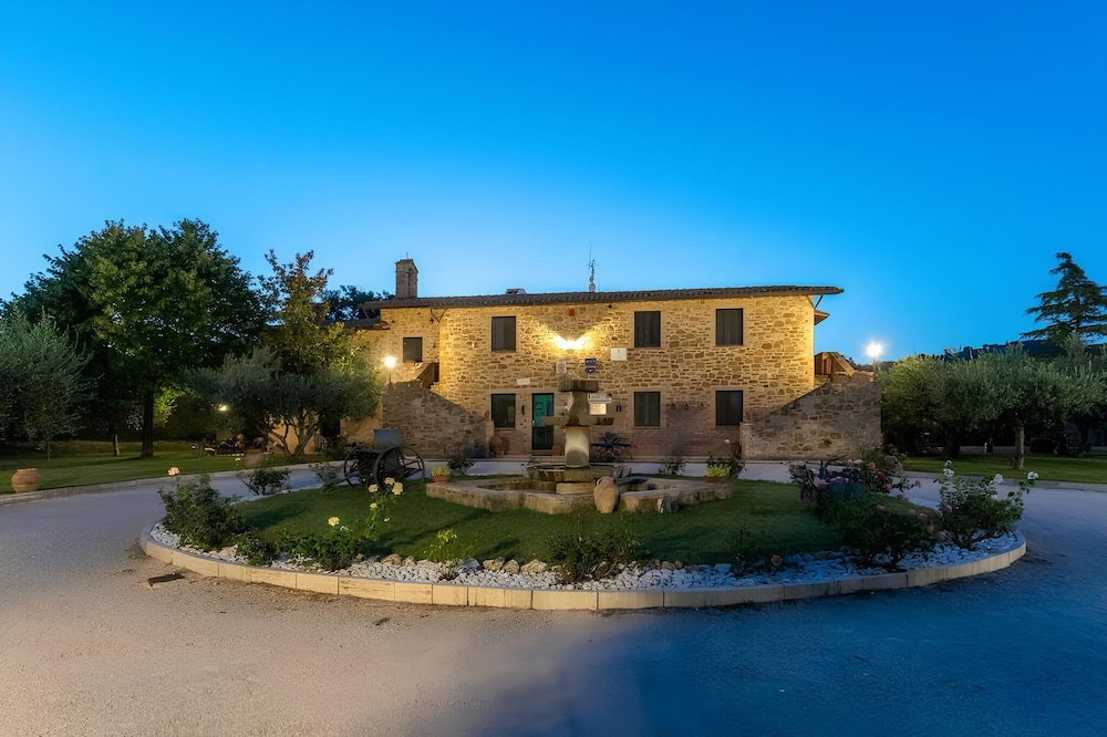 Santa Maria degli Ancillotti — 4-Star Luxury Hotel in Assisi, Italy