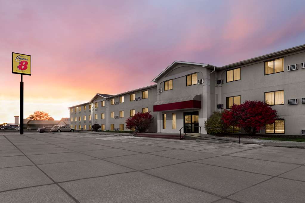 Super 8 by Wyndham Lincoln North - photo 4