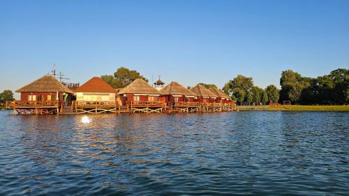 Tahiti sunshine Chatka na vode — 4-Star Luxury Hotel in Senec, Slovakia