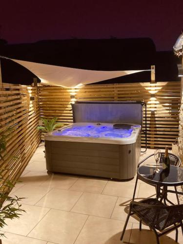 Tranquil retreat with hot tub in Towcester, United Kingdom