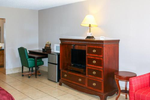 Toledo Town Inn - photo 8