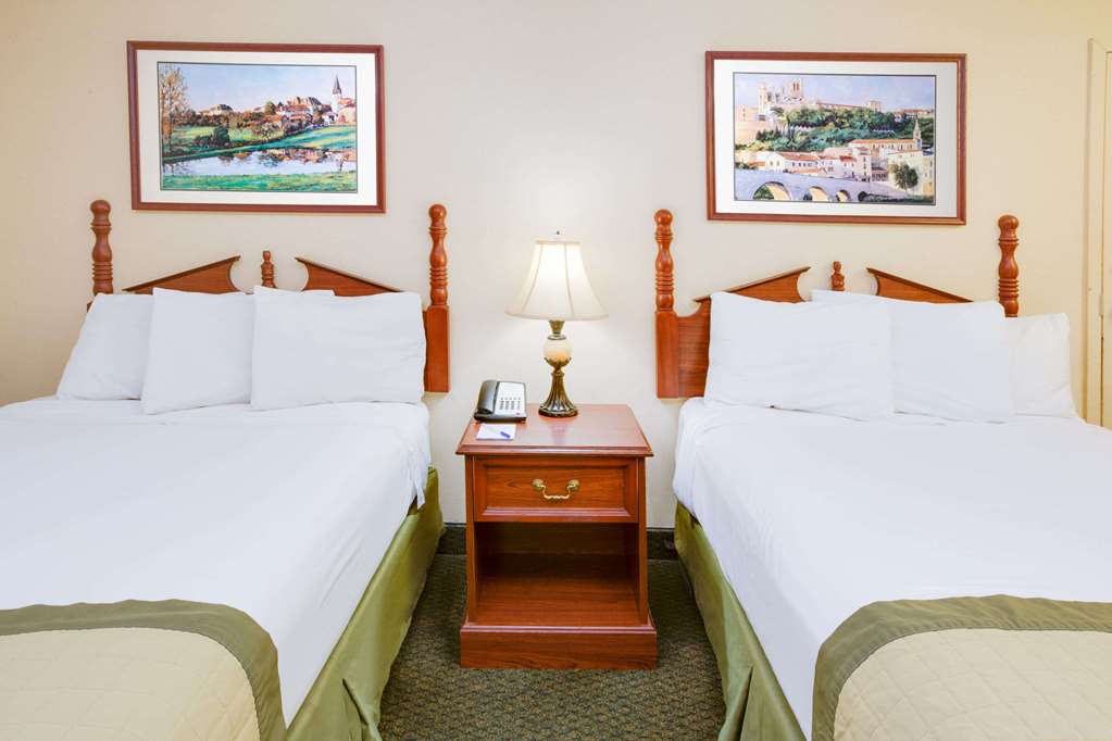 Baymont by Wyndham Ozark - photo 10