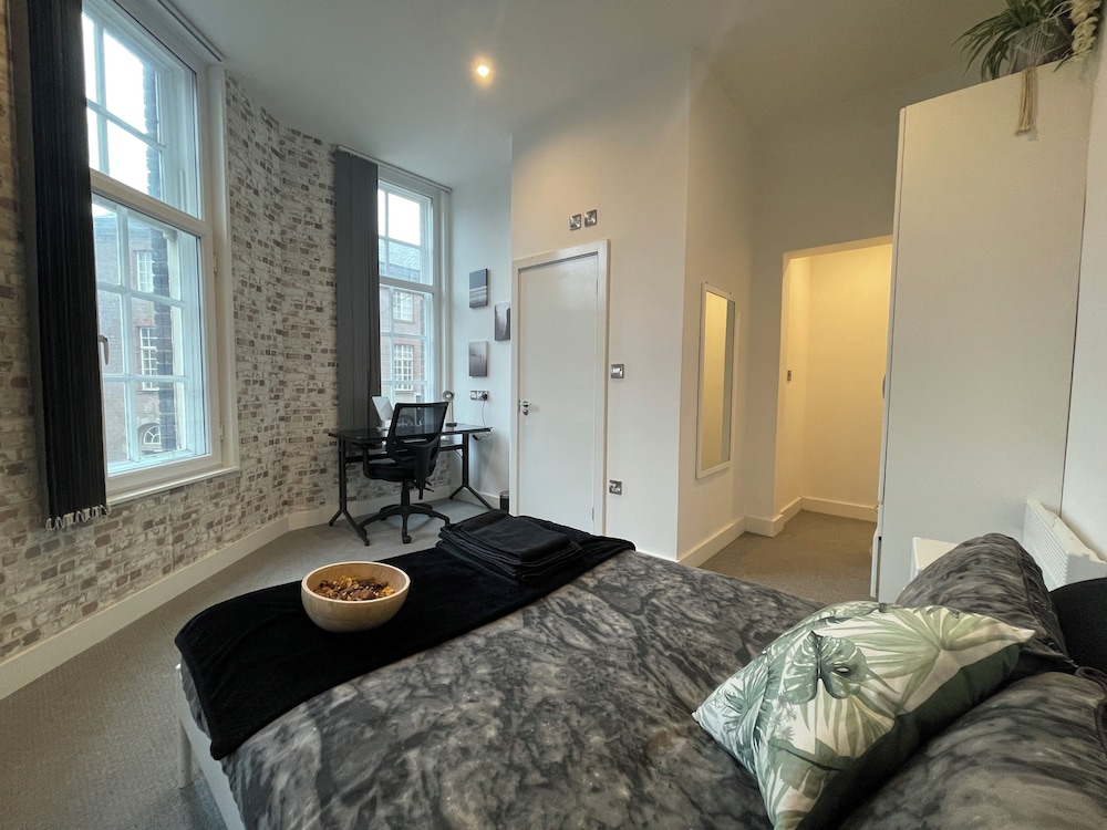 Stylish City Center 2 BR Retreat — 4-Star Luxury Hotel in Sheffield, United Kingdom