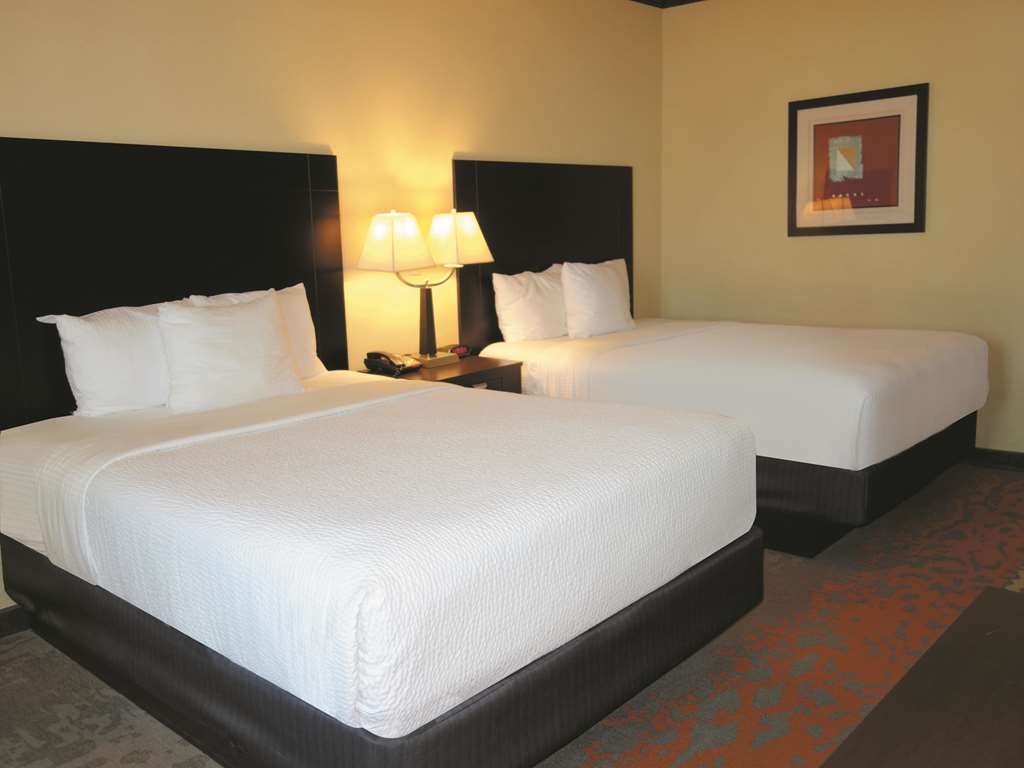 La Quinta Inn & Suites by Wyndham Eastland - photo 17