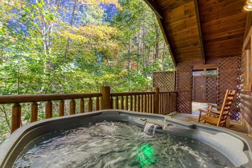 Cozy Bear Lodge By Avada Properties — 4-Star Luxury Hotel in Sevierville, United States