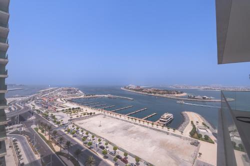 Elegant seaside living 3 bedroom Emaar Beachfront by Suiteable — 5-Star Luxury Hotel in Dubai, United Arab Emirates