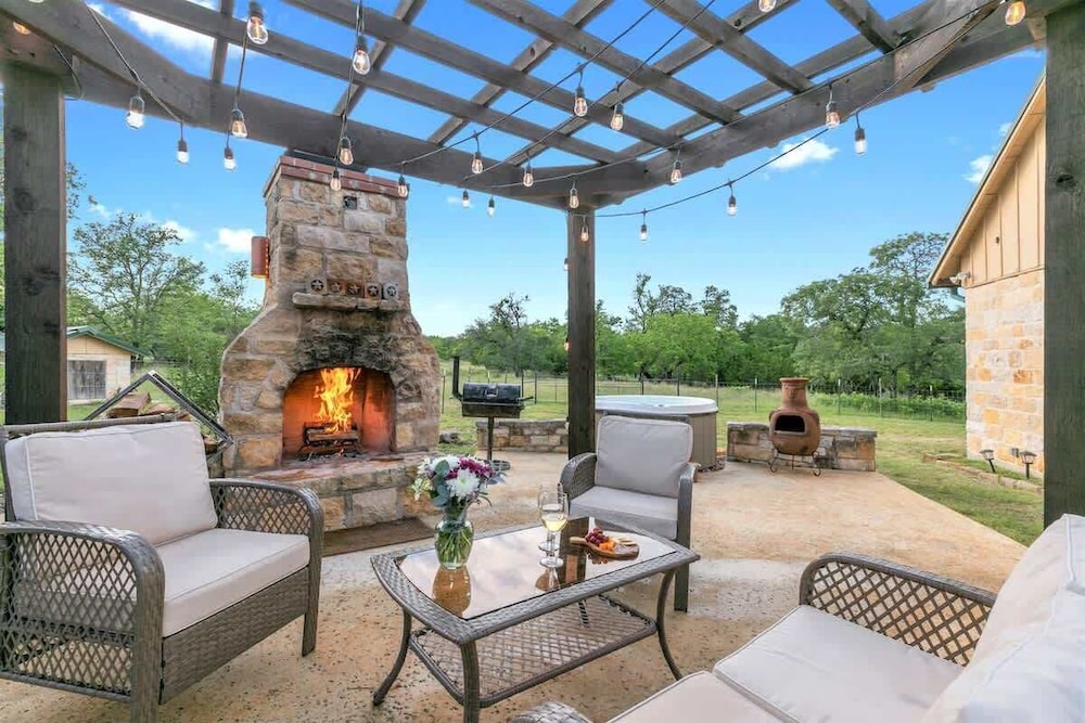 Luxury Home with Fire Pit & Hill Country Views — 4-Star Luxury Hotel in Fredericksburg, United States