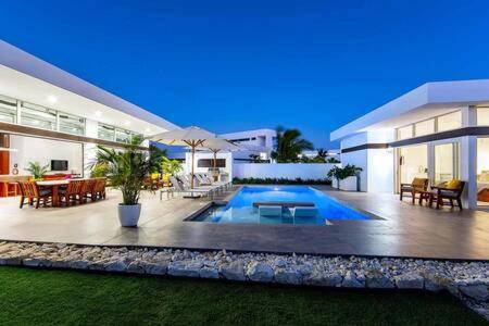 TOP Recommended Private Vacation Villa with Pool Beach Access Resort Amenities White Villas v9 in Providenciales, Turks and Caicos Islands