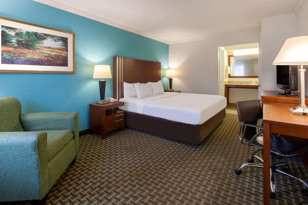 Days Inn by Wyndham Austintown - photo 29