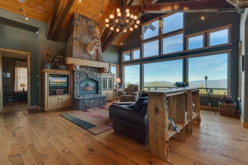 Grand Vista Lodge by Tahoe Getaways 5 BR with Stunning Views Pool Table Private Hot Tub & HOA Pool — 4-Star Luxury Hotel in Truckee, United States