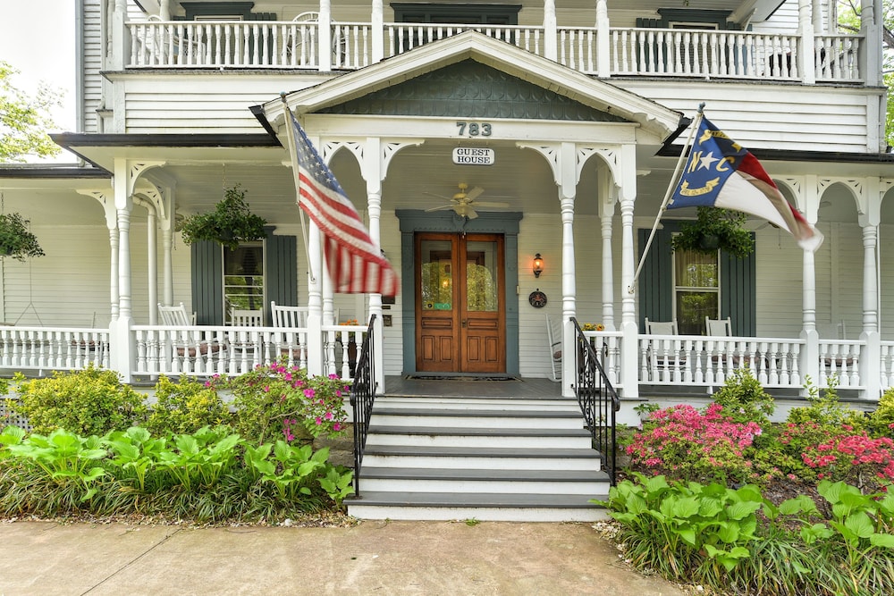 1898 Waverly Inn - carbon neutral hotel in Hendersonville