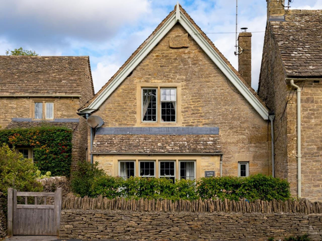 Delightful 4 bedroom Cotswold character cottage Pass the Keys — 4-Star Luxury Hotel in Cheltenham, United Kingdom