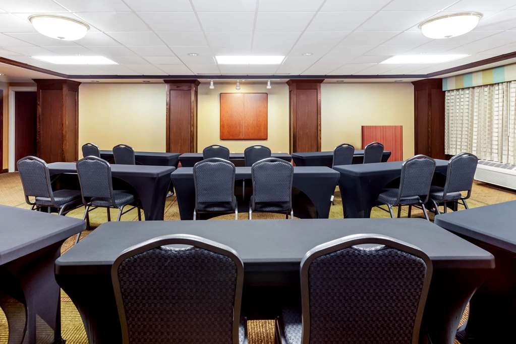 La Quinta Inn & Suites by Wyndham Milwaukee Bayshore Area - photo 26