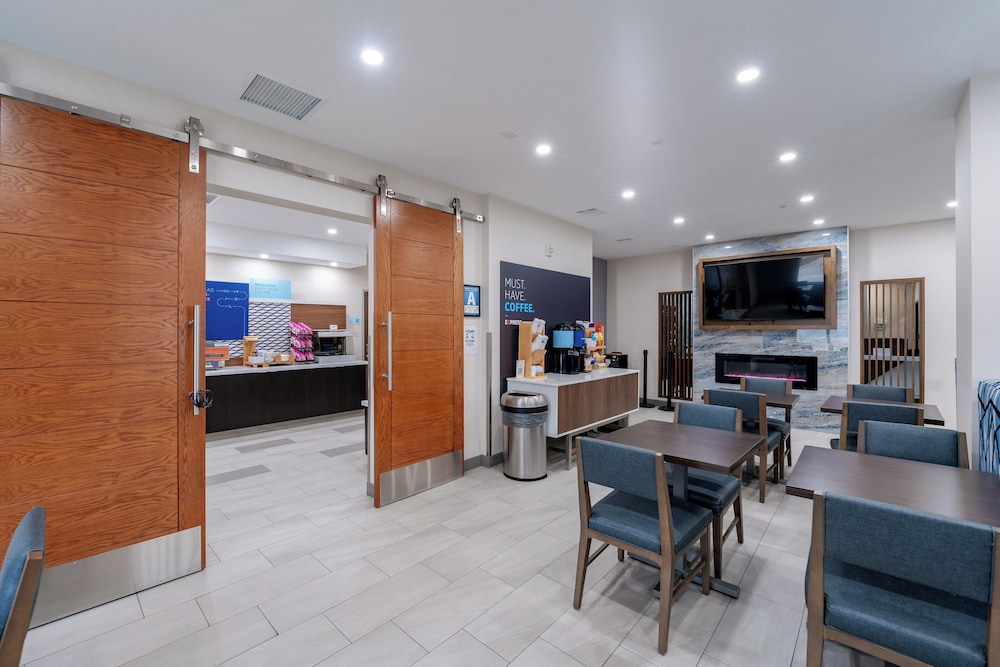 Holiday Inn Express & Suites Frazier Park by IHG - photo 38