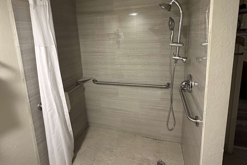 Super 8 by Wyndham Athens TX - photo 17