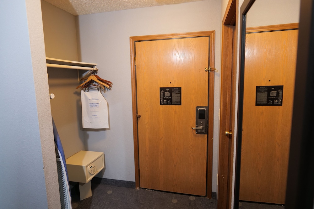 Baymont by Wyndham Flint Airport North - photo 38