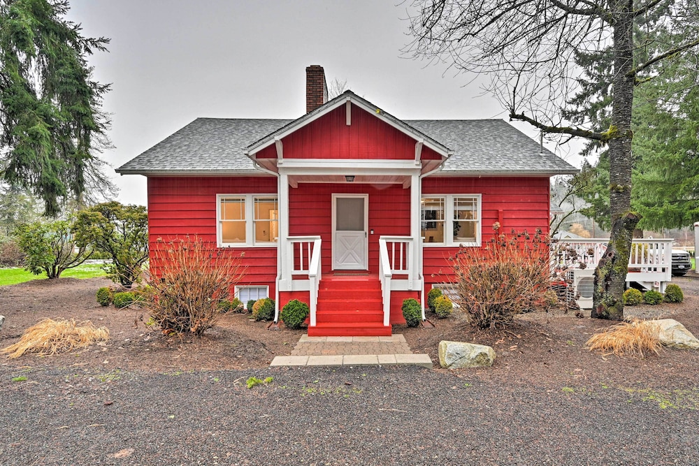 2 Acre Farmhouse in Redmond with Deck and Grill — 4-Star Luxury Hotel in Redmond, United States