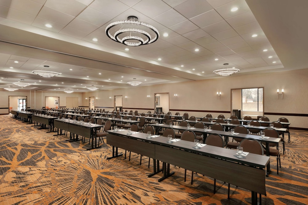 Embassy Suites by Hilton Milwaukee Brookfield - photo 91