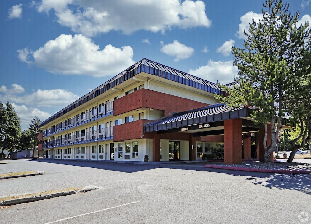 Olympic Inn & Suites - photo 2