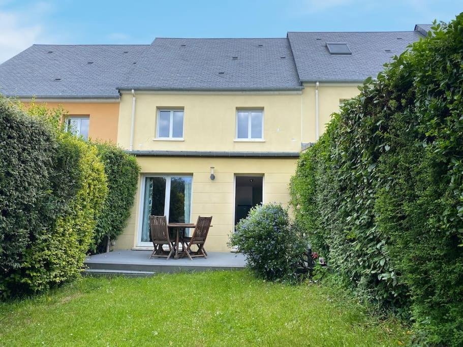 Reine Bow Yourhosthelper in Trouville-Sur-Mer, France