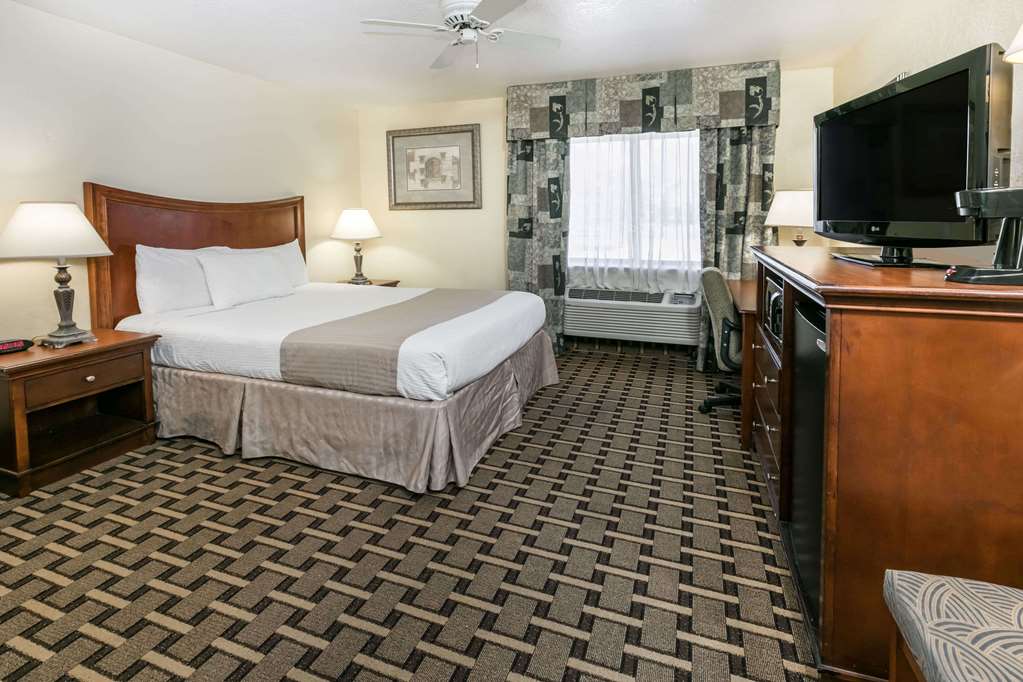 Baymont by Wyndham Arlington At Six Flags Dr - photo 9