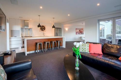 Hensman Haven Queenstown Holiday Home — 4-Star Luxury Hotel in Queenstown, New Zealand