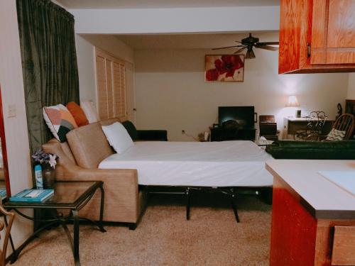 Golden Sunflower's Apt B — 4-Star Luxury Hotel in Lawton, United States