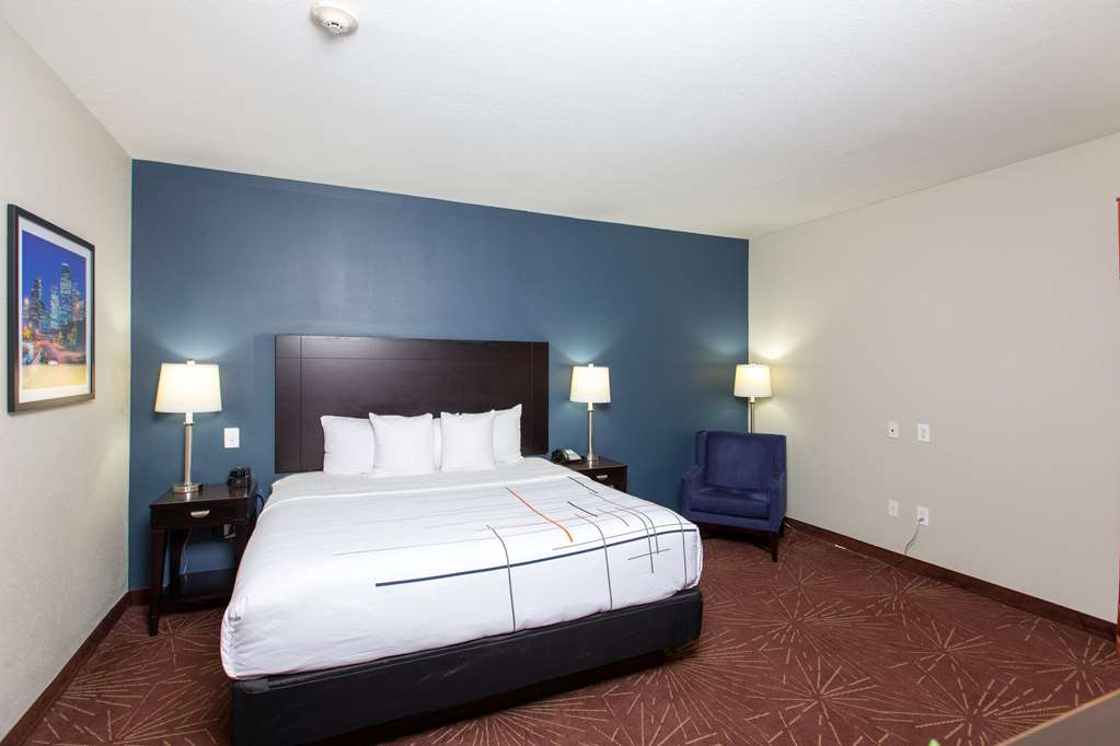 La Quinta Inn & Suites by Wyndham Houston East at Normandy - photo 19