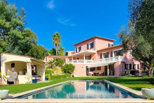 La Dolce Villa 11 Sleeps Pool & Landscaped Garden — 4-Star Luxury Hotel in Mandelieu-La-Napoule, France