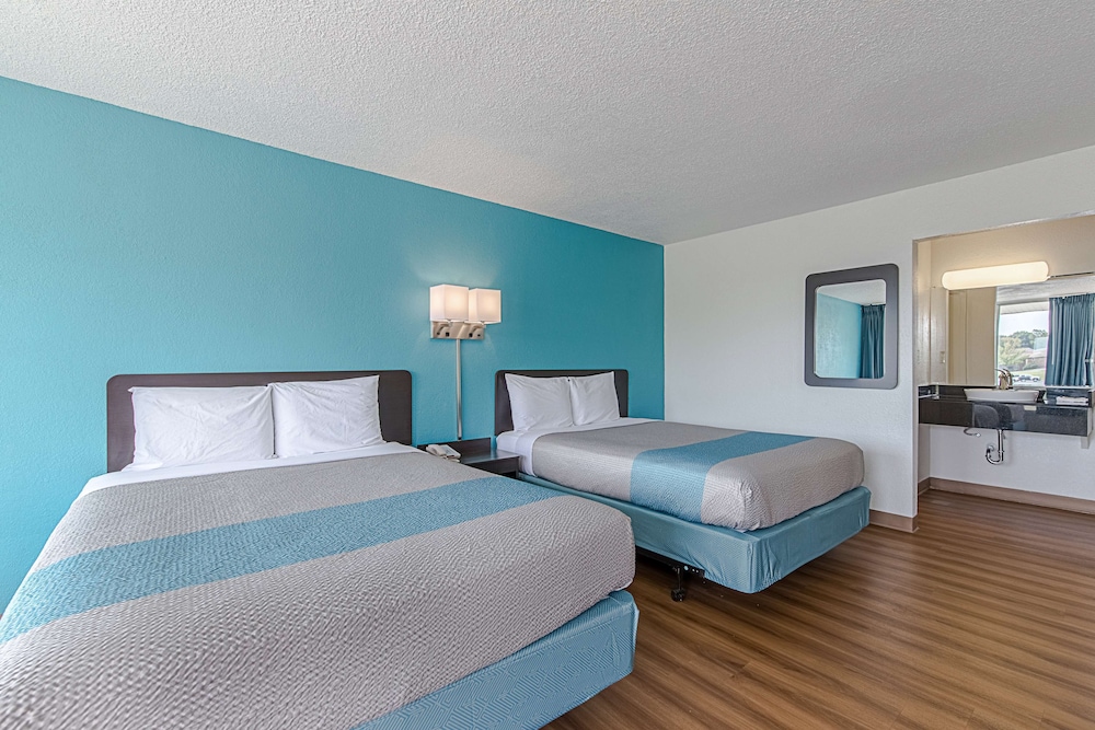 Motel 6 Pekin IL - photo 10