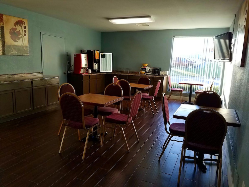 Blue Way Inn & Suites Wichita East - photo 18
