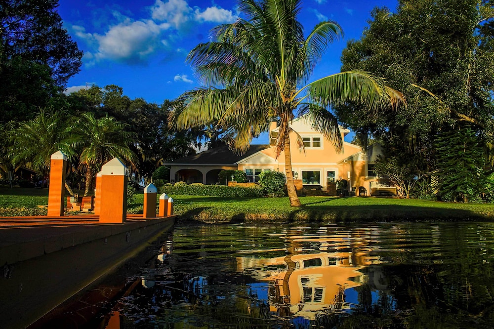 Lakefront Winter Haven Retreat Hot Tub and Patio — hotel in Winter Haven