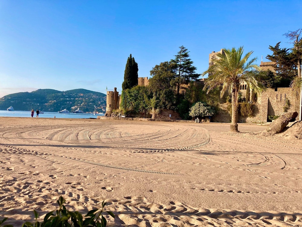 Beautiful Fisherman's House at the Beach — 4-Star Luxury Hotel in Mandelieu-La-Napoule, France