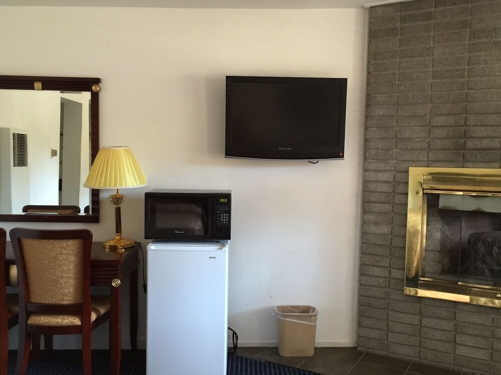 Econo Lodge - photo 13