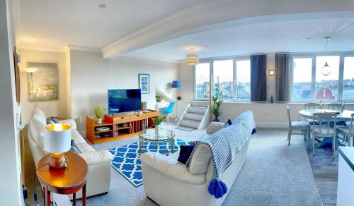 Superb Scarborough Penthouse with Balcony lift parking views — 4-Star Luxury Hotel in Scarborough, United Kingdom