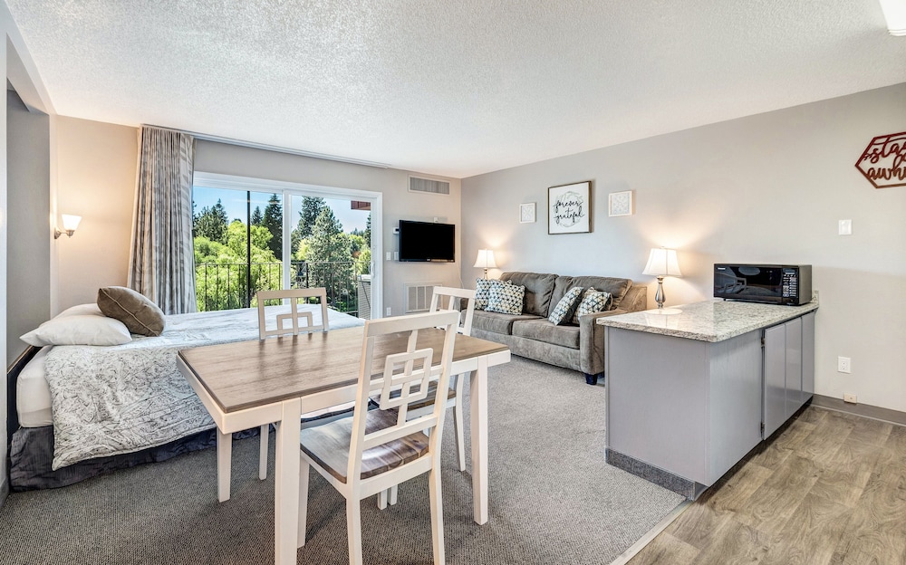Bend Riverside Inn & Suites - photo 209