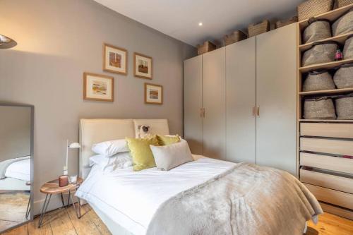 Stylish 2 Bed House With Office And Private Garden By Tempstay — 4-Star Luxury Hotel in Windsor, United Kingdom