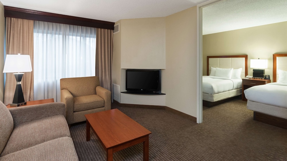 DoubleTree Suites by Hilton Hotel Cincinnati Blue Ash - photo 8