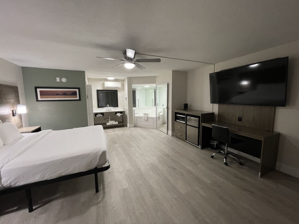 Quality Inn & Suites Airport Cruise Port Hollywood - photo 18