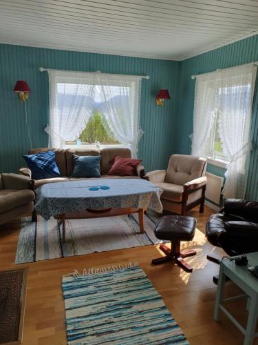 Feriehus med utsikt mot fjellet Hoven in Unknown City, Norway