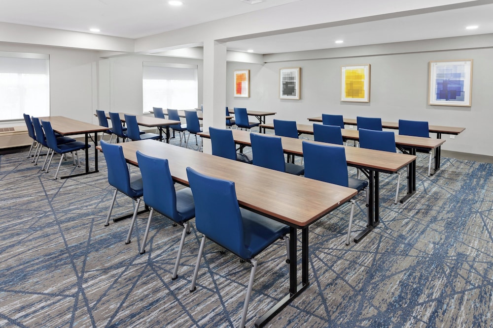 Holiday Inn Express & Suites Port Washington by IHG - photo 50