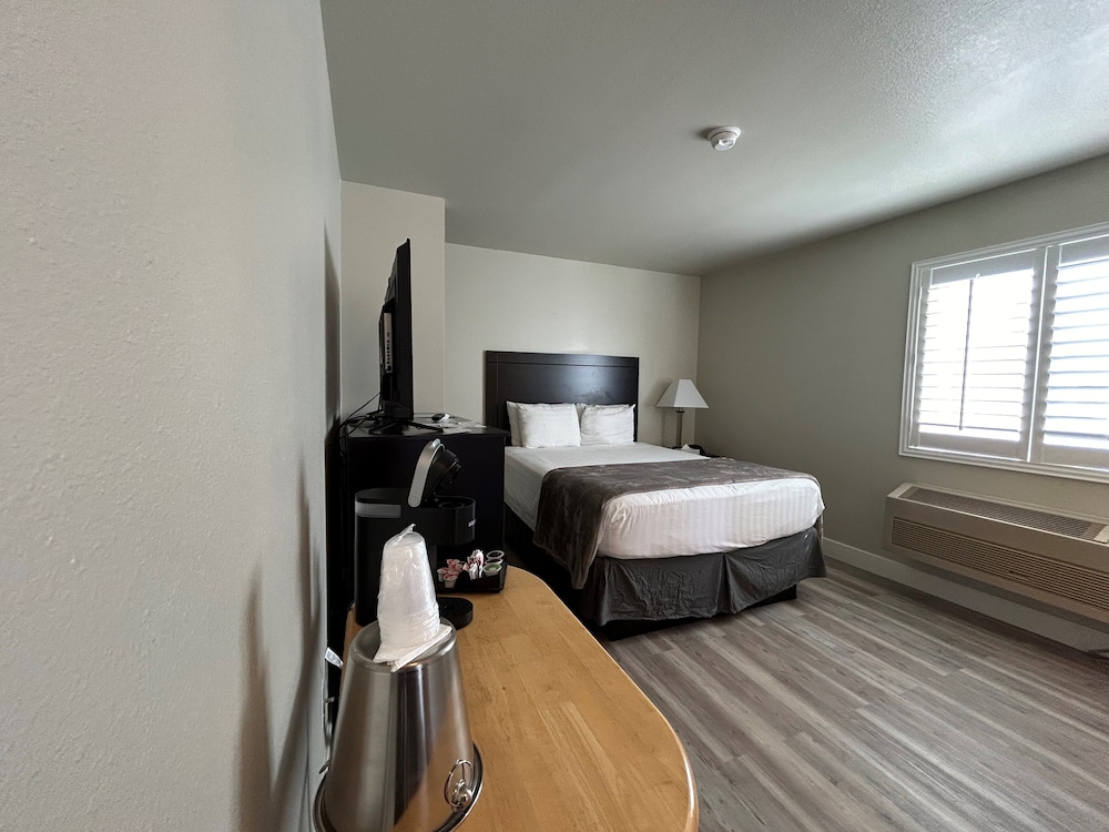 Hwy 50 Inn - photo 8