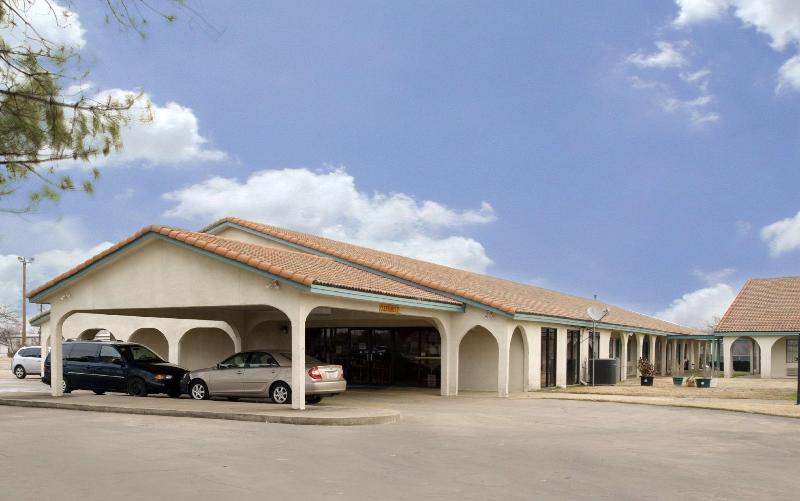 Americas Best Value Inn Bonham - photo 4