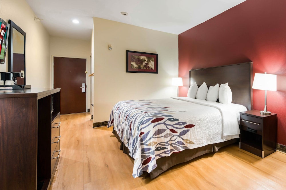 Econo Lodge Inn & Suites - photo 13