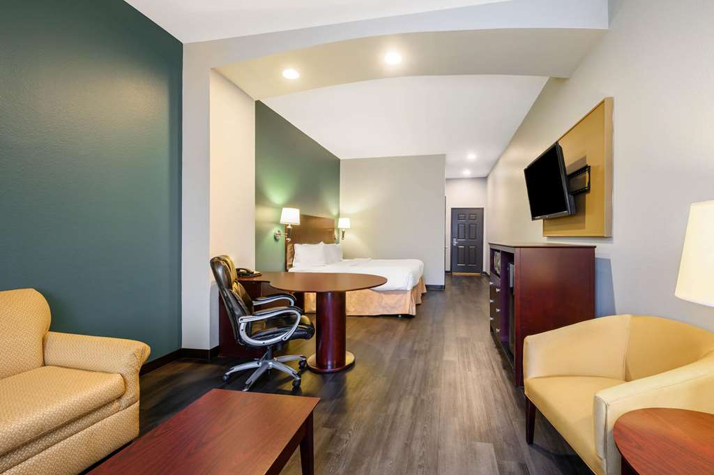 La Quinta Inn & Suites by Wyndham Longview North - photo 23